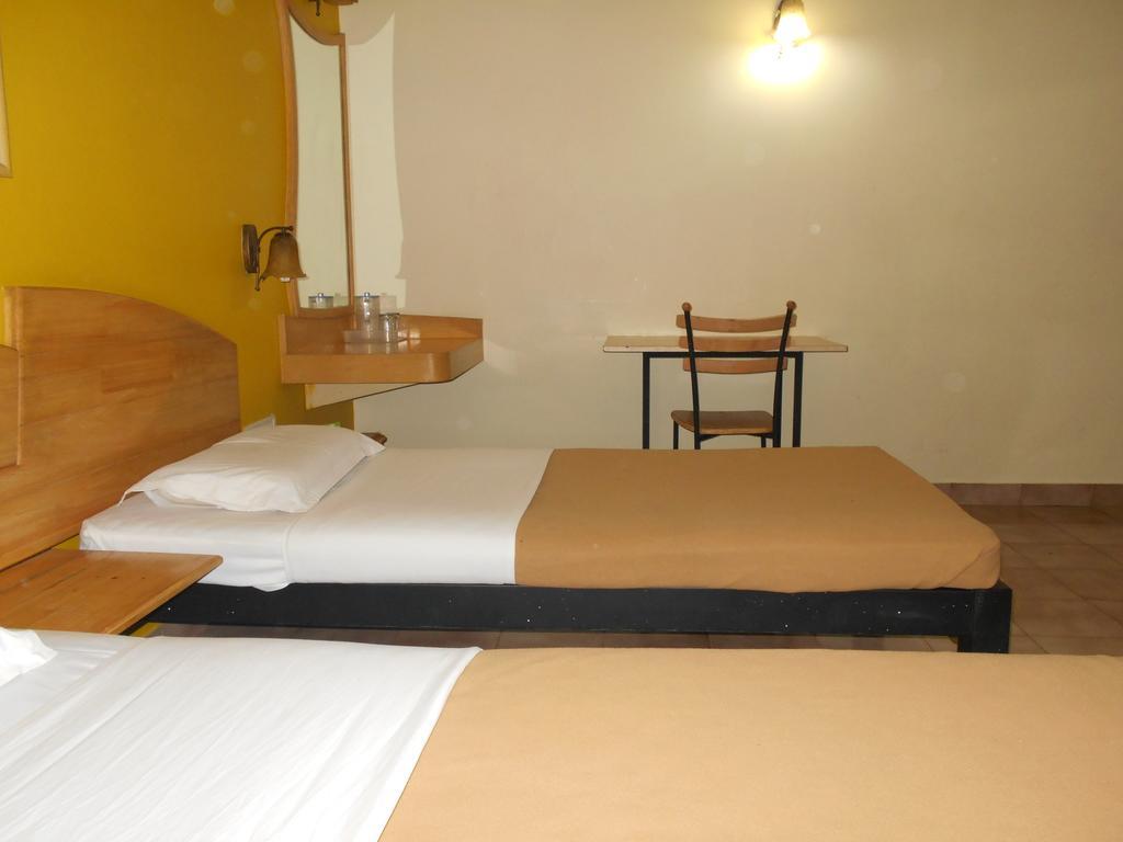 Tom'S Hotel Μπανγκαλόρ Δωμάτιο φωτογραφία